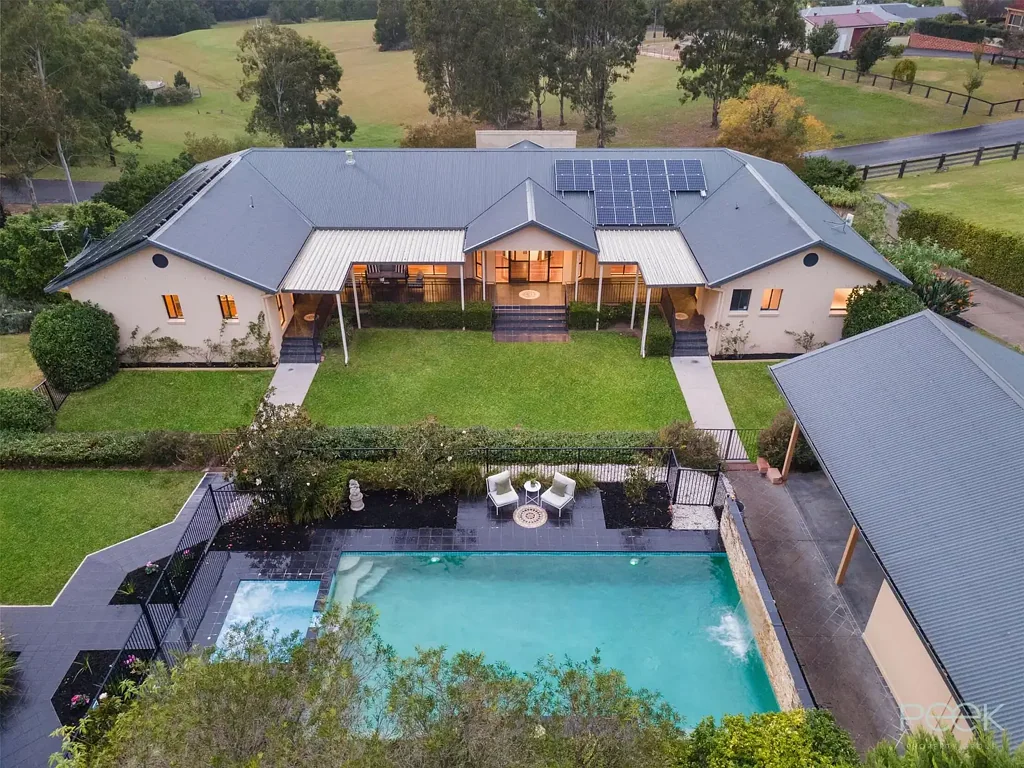 Yarramundi 6 Slaapkamer Elevated Executive Estate Offering Space, Style & Spectacular Views