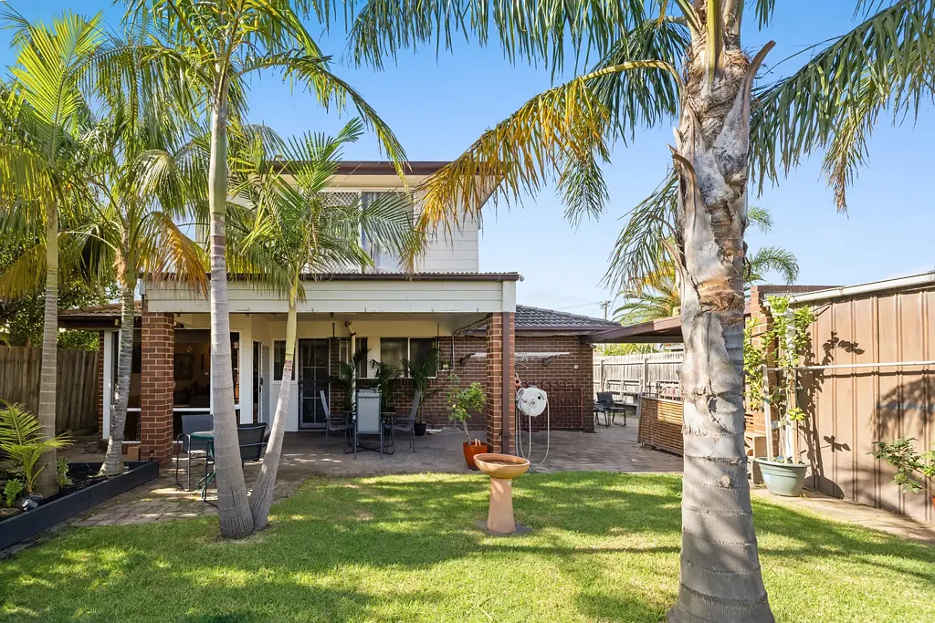 Aspendale 4房 海滨瑰宝 四居室 598sqm土地 成熟花园 温馨舒适 设备齐全厨房 三带衣帽间卧室 私密后花园 水池喷泉 户外娱乐区 近好学校 公园车站海湾 Family Haven in Quiet Locale