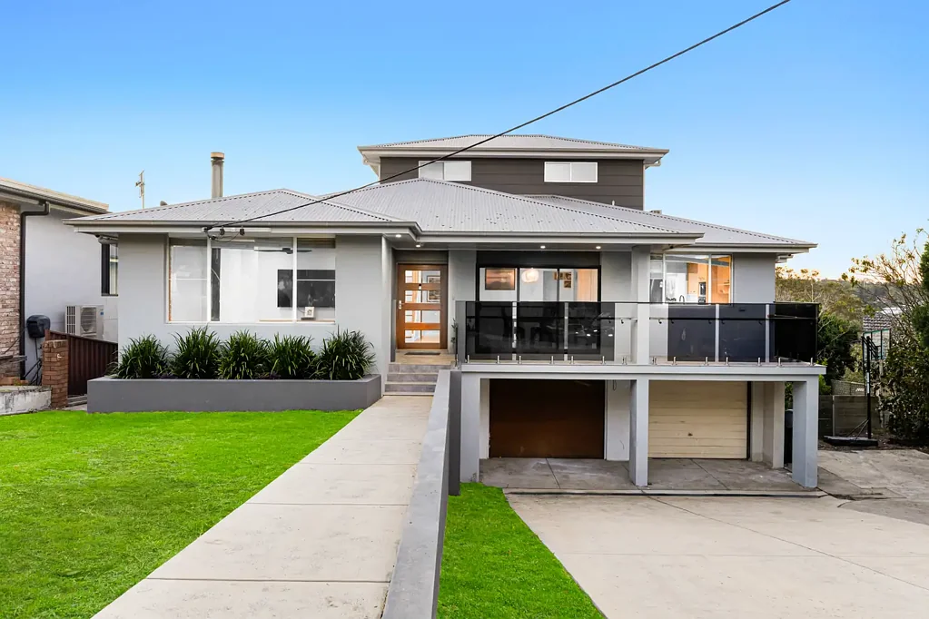 Adamstown Heights 5ห้องนอน Sweeping Views, Stylish Updates, Expansive Layout