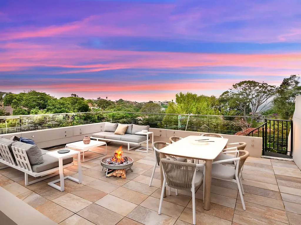 ELEVATED TOWNHOUSE WITH ROOFTOP TERRACE