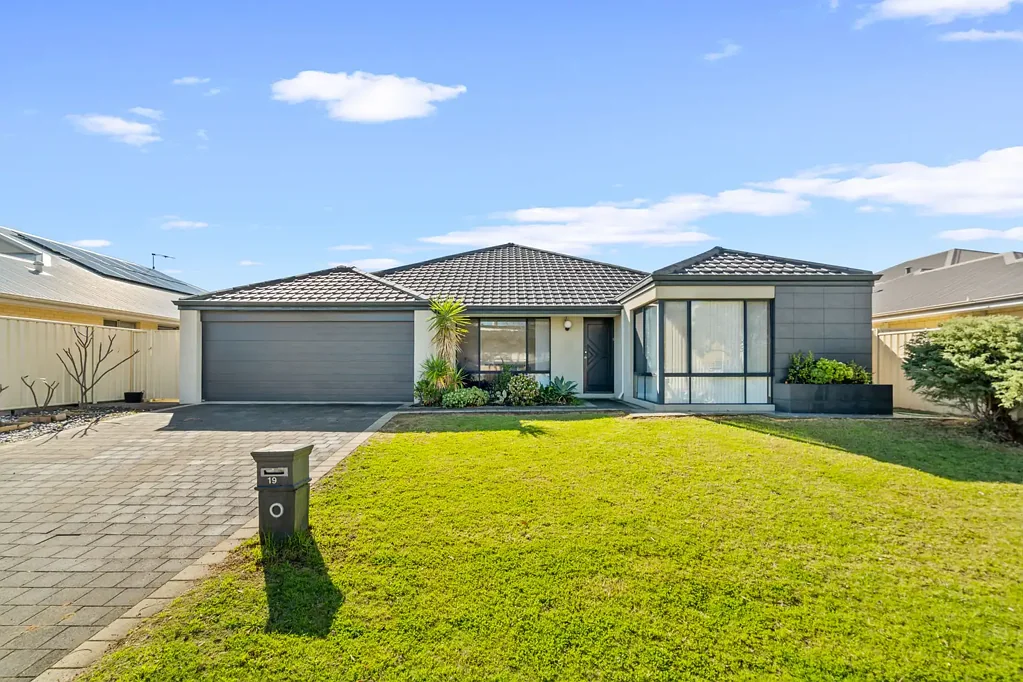 Lakelands 5房  Quality family living opposite Lakelands' premier schools | 570sqm | 5 bedrooms.