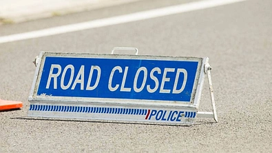 小心驾驶！摩托车与汽车相撞，这条高速公路的部分道路被封