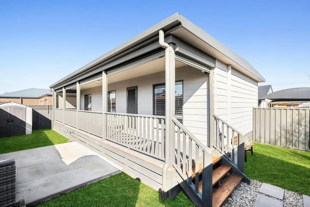 Lara 2部屋 Contemporary 2-Bedroom Unit with Versatile Home Office/Workshop and Stylish Outdoor Living