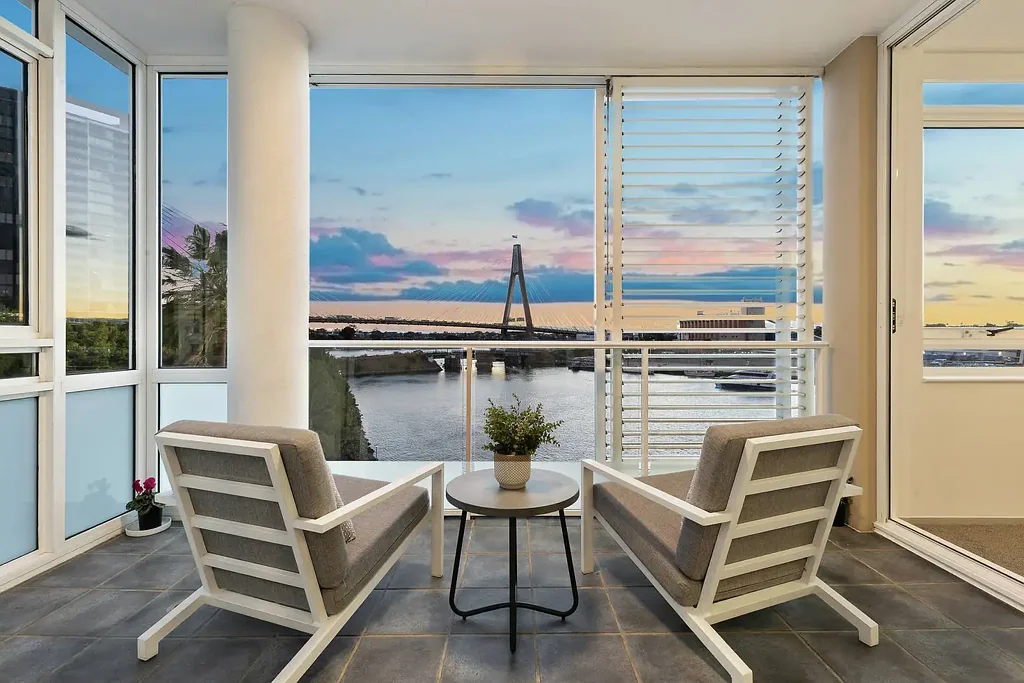Pyrmont 2房 四面采光绝景 110平设计师公寓 水岸位置便利 娱乐阳台日落 私人泳池SPA 社区安保友好 Rare luxury apartment in coveted waterfront enclave