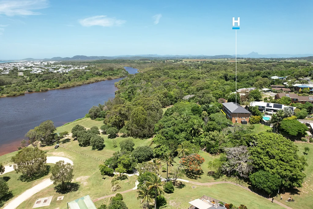 Kingscliff 8房  The Rarest of Opportunities - Buy One or Both
