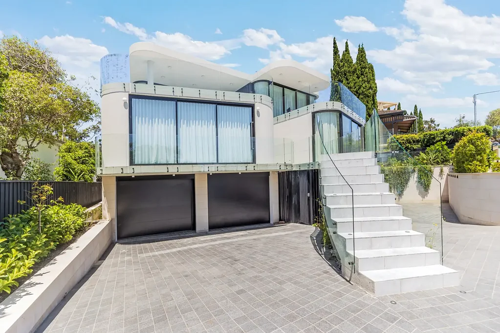 A Masterpiece of Modern Luxury with Iconic Harbour Views