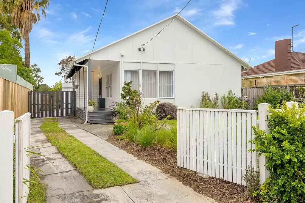 Frankston North 3房 温馨明亮住宅 舒适壁炉暖居 新式厨房便利 独立卧室宽敞 翻新浴室雅致 后花园绿景悠 家庭位置便利 步行学校商店 Inviting, renovated 3BR home in family-friendly locale, ideal for starters/families/investors