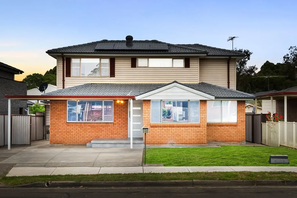 Greenfield Park 8房 翻新六卧主屋 独立两卧granny flat 现代厨卫 高品质电器 太阳能 低维护庭院 多区生活 Renovated 6 Bed Family Home with Modern Granny Flat