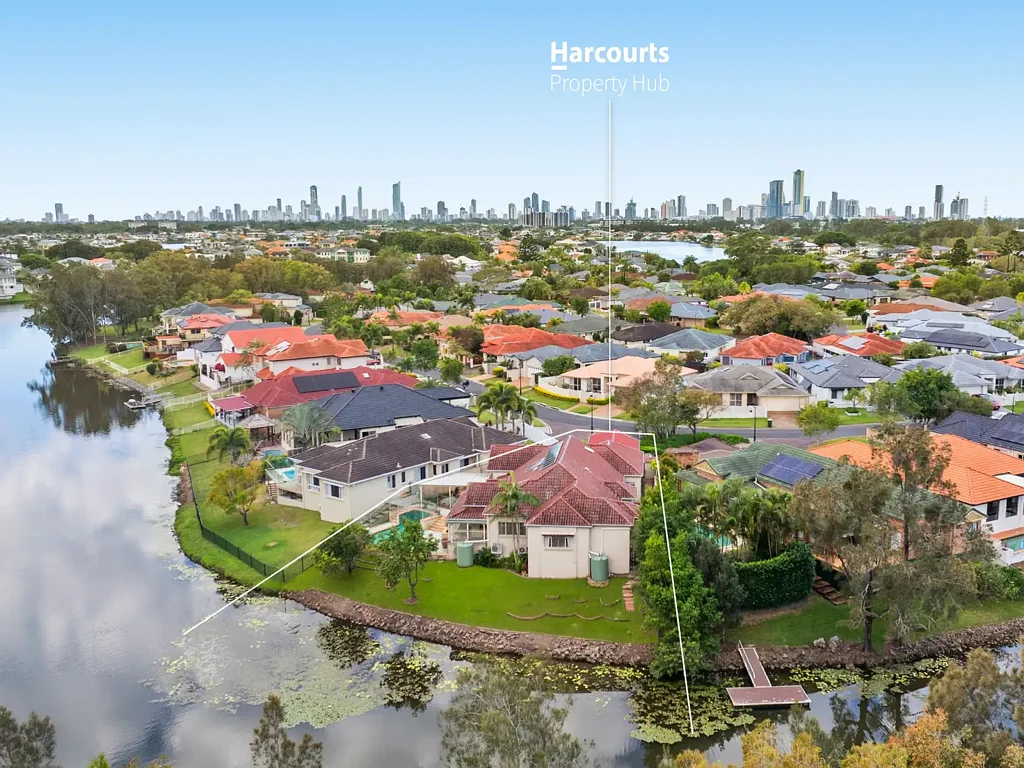 Clear Island Waters 4房  Timeless Waterfront Original Prize Home on a Rare 1,000m² lot,  35.9 metre Canalfront and Main River Access