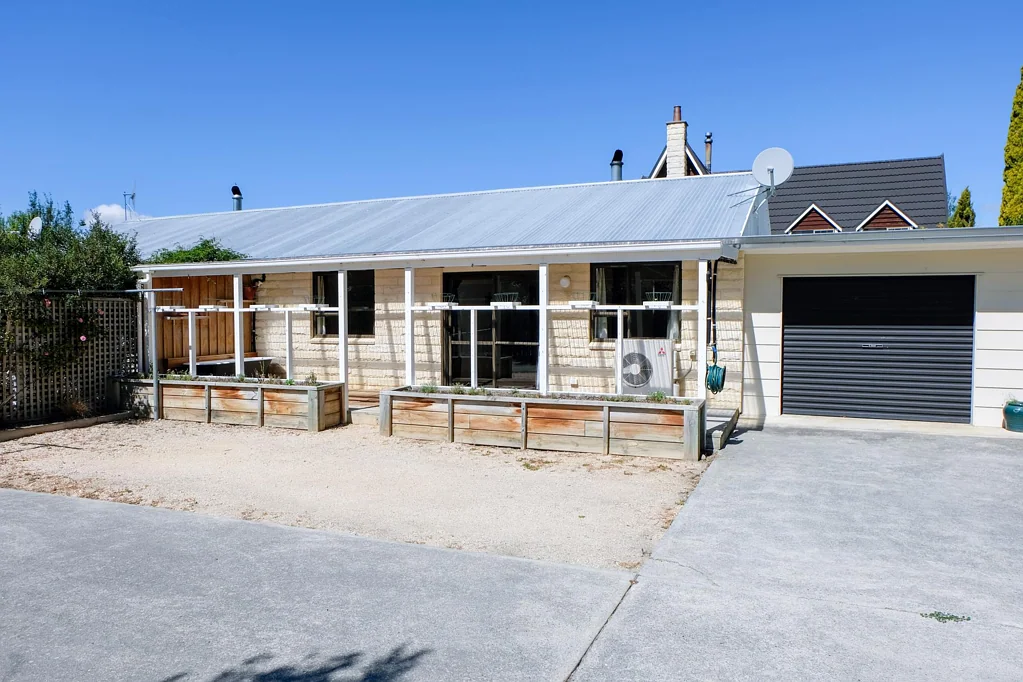 SUNNY LIVING IN KUROW