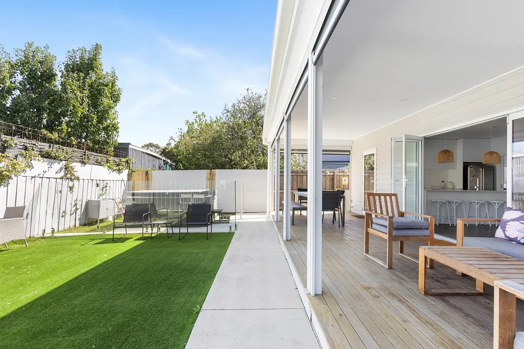 Fully Furnished 5-Bedroom Family Retreat with Spa - Prestige Living in the Heart of West Footscray