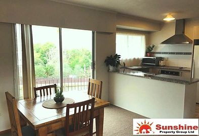 This lovely home is situated on one of the main link roads between Titirangi and New Lynn