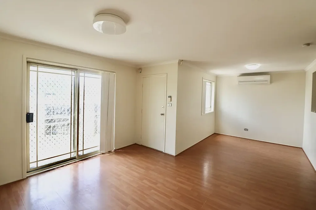 3 Bedroom Double GarageTownhouse Located In A Quiet Complex