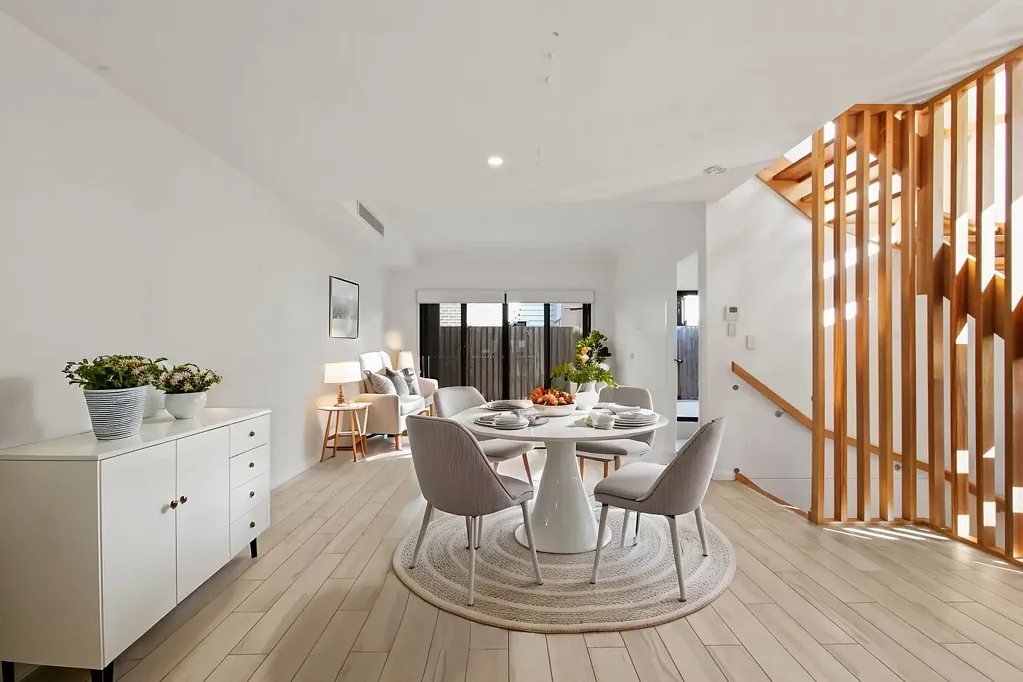 Sunnybank Hills 5 Bedroom Luxury Living Redefined – Stunning Three-Storey Townhome in Boutique Complex