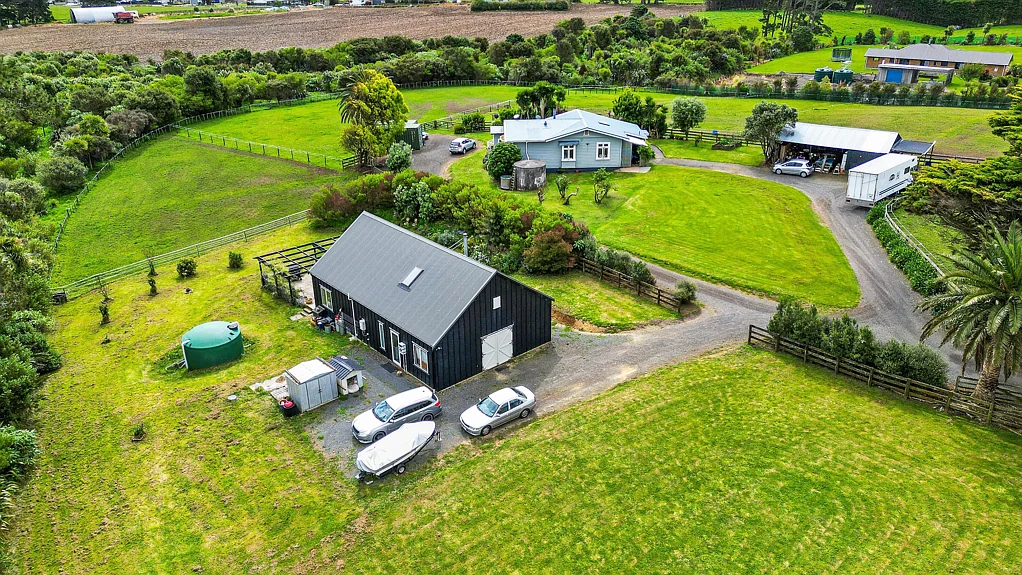 Clarks Beach 5 Bedroom 4 Bed Bungalow + Modern self-contained Barn