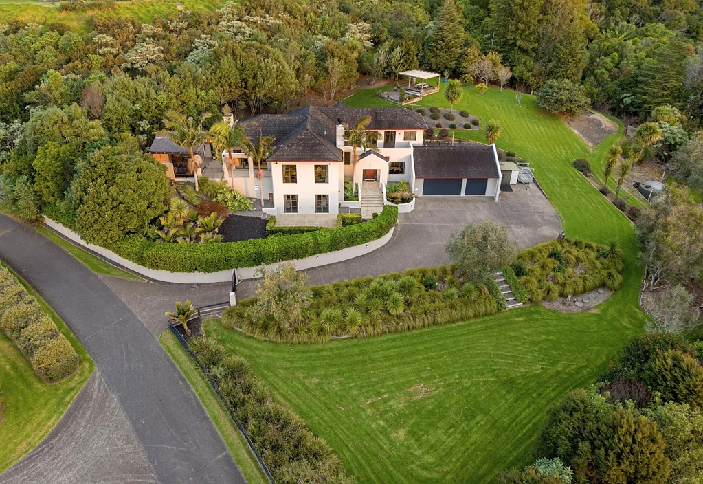 Flat Bush Grand Living with Endless Horizons