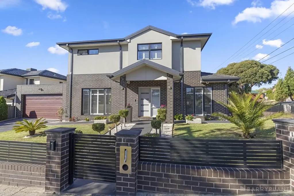 Dandenong North 4chambre EXQUISITE IN EVERY WAY – NOTHING DESCRIBES IT BETTER!