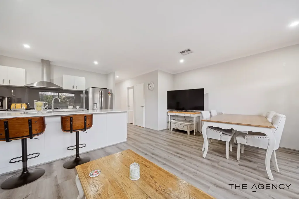Cockburn Central 4部屋 Professional Couples and Downsizers - this is the house for you!