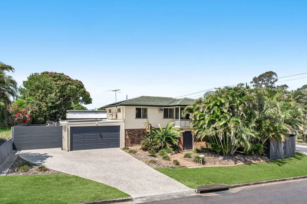 Wynnum West 3침실 Family Entertainer with Poolside Living and Flexible Floor Plan