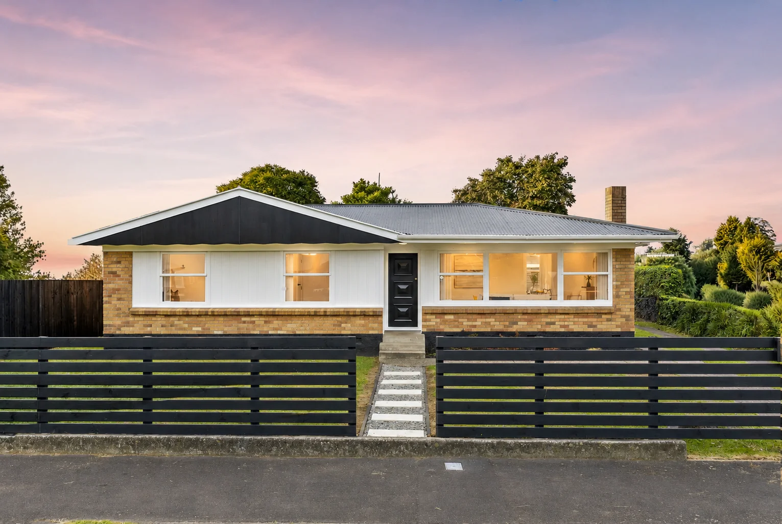 Glenview 3 Bedroom Renovated | Brick Beauty | 746sqm Freehold