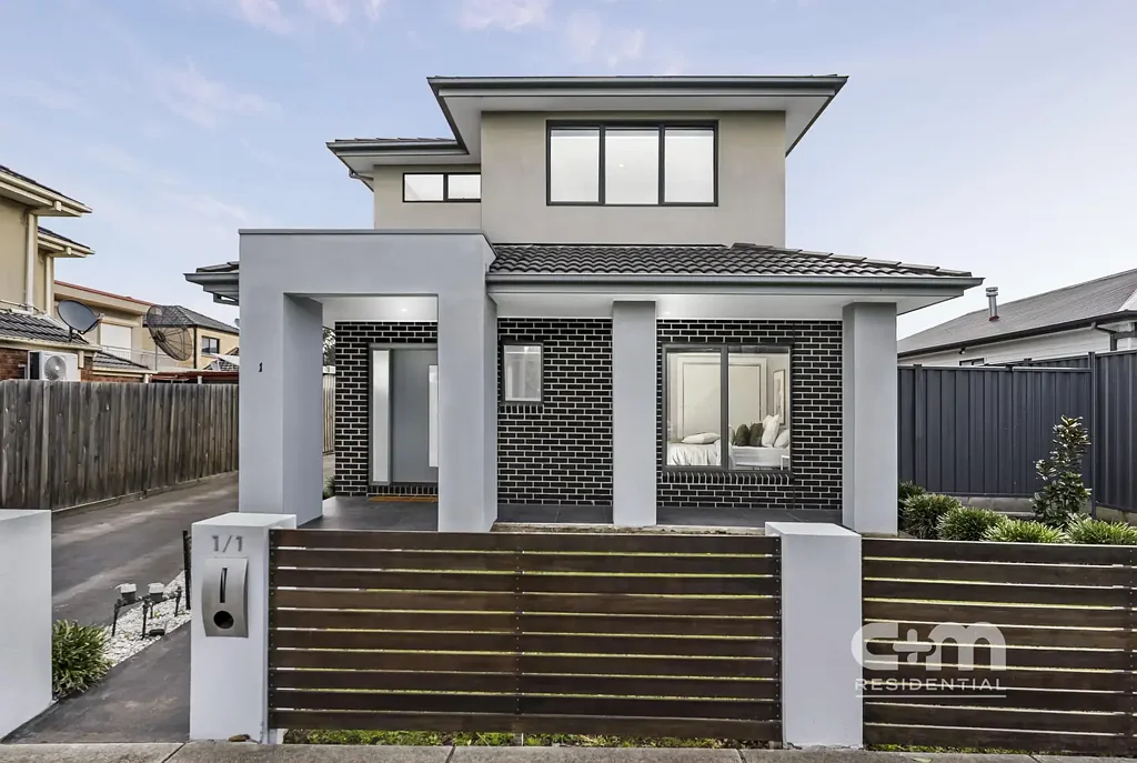 Coburg North 3房 砖与抹灰联排 3卧3卫 主卧套间 街边朝向 2017年建 开放式平面 双车库 成熟花园 邻近商圈学校 Space, Style & Street-Facing Convenience!