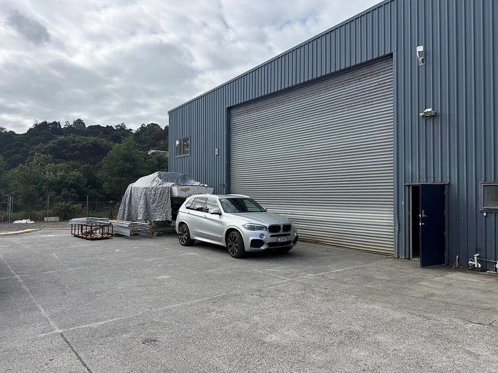 Birkdale Warehousing with yard area and small offices