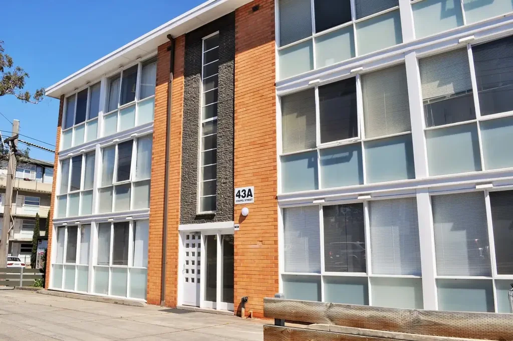 Light and bright one bedroom apartment offers convenience at your doorstep!