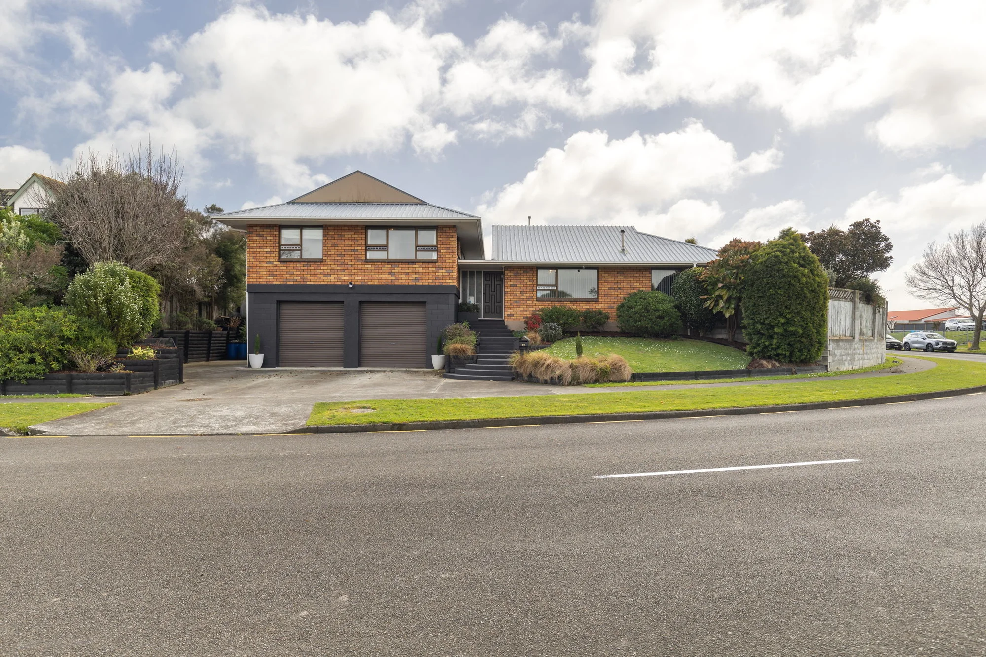 Kelvin Grove 5房  Brick, Double Glazed & 277m2 of Family Living!