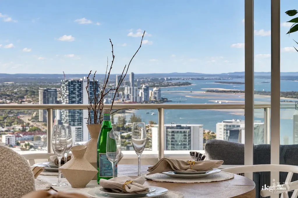 Southport 2Phòng ngủ STUNNING AND SPACIOUS UNIT - NORTH FACING - 2 BEDROOM 2 BATHROOM + STUDY WITH A FANTASTIC VIEW - PROFESSIONALLY PAINTED AND READY TO GO !