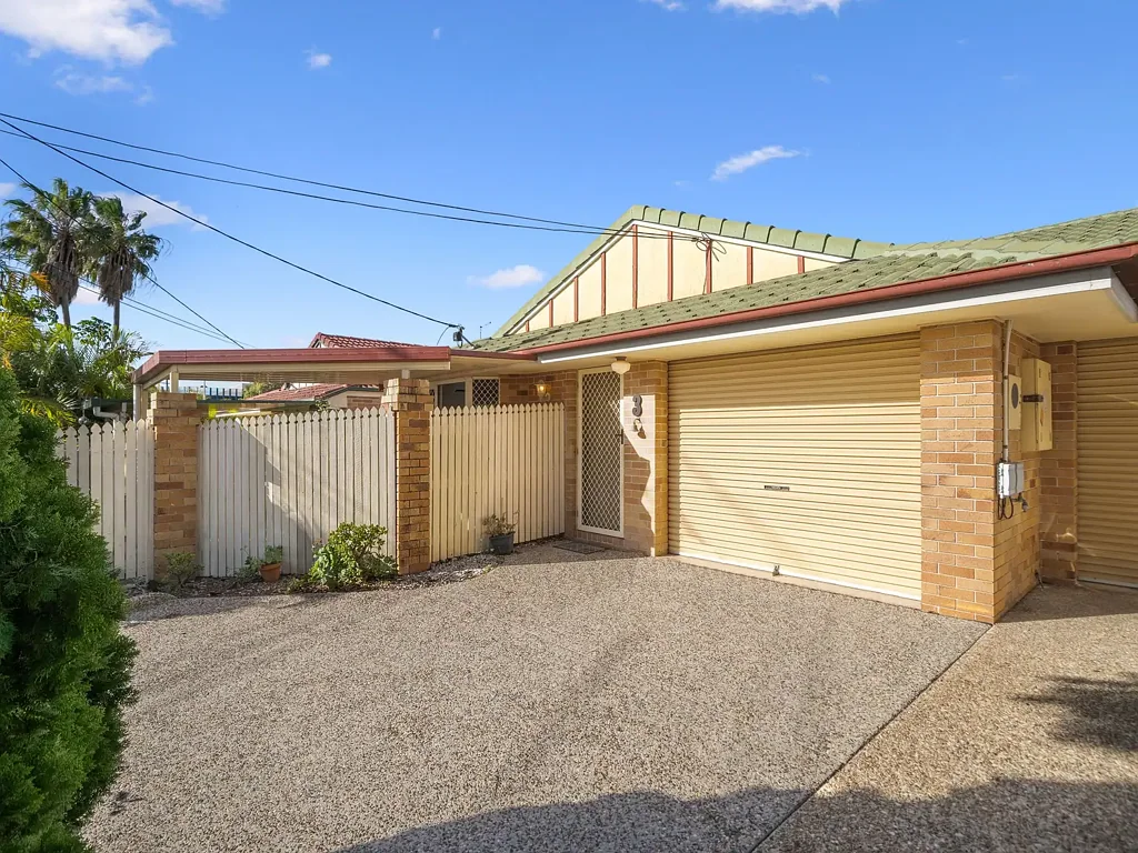 Redcliffe 2Moenga Private & Perfectly Positioned - Low-Set Villa in the Heart of Redcliffe