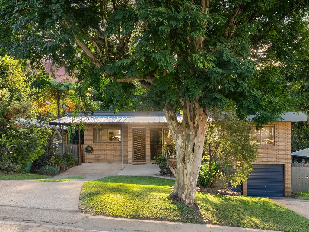 Everton Hills 4ห้องนอน Tranquil Family Living with Forest Views, Parklands & Room to Expand