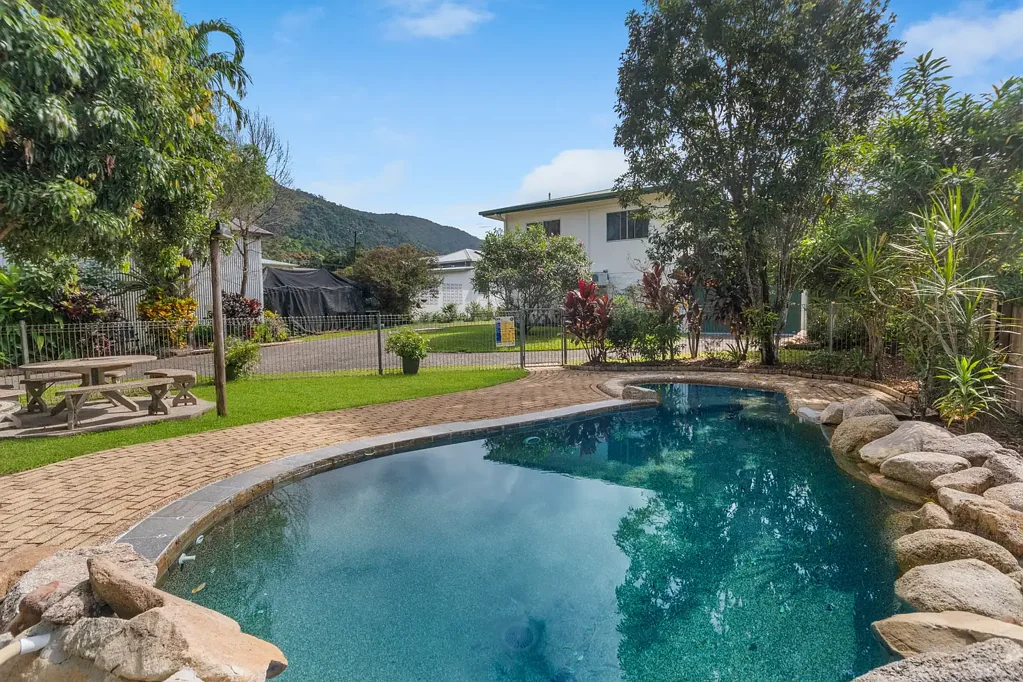Tully 5房  Fall in Love with This Expansive 470m2 Family Home on a Massive 1,416m² Block -  room to build another house at the rear.