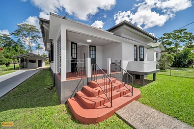 East Innisfail 3Moenga Beautiful 1930's Art Deco home