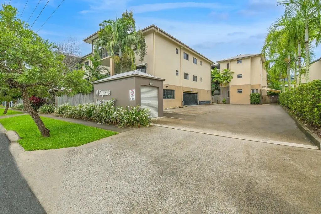 GROUND FLOOR UNIT - WALKING DISTANCE TO SHOPS & AMENITIES!