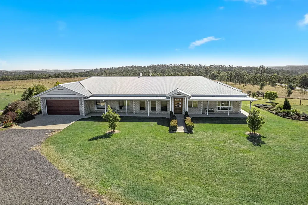 Meringandan Panoramic Luxury Homestead on Lake Cooby's Doorstep