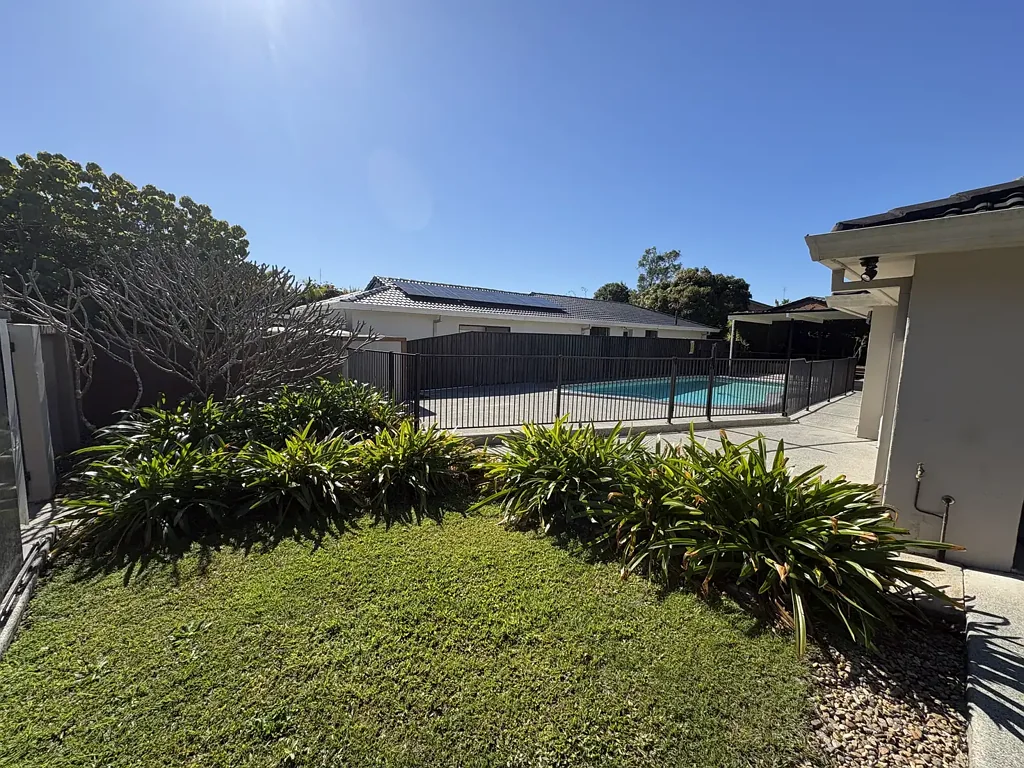 3 Bedroom House with Pool in Benowa School Catchment!