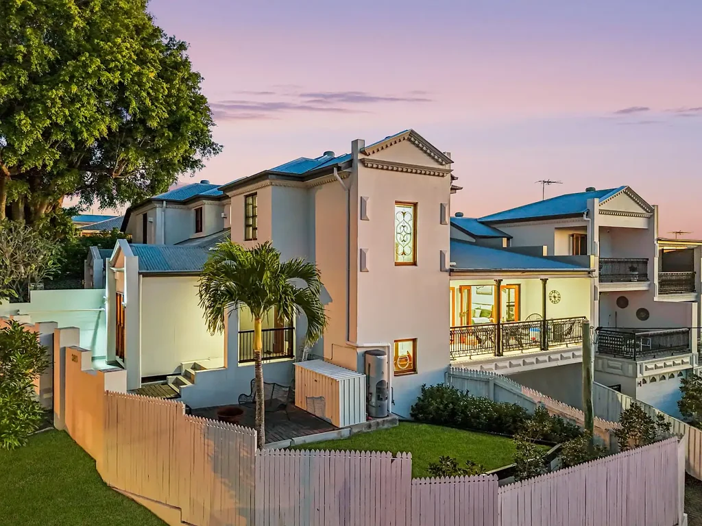 Annerley 3غرفة نوم MULTI-LEVEL LUXURY TOWNHOUSE LIFESTYLE!