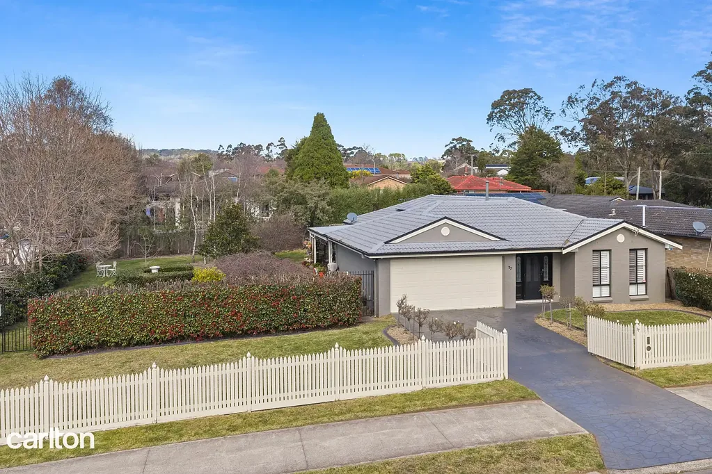 Mittagong 4房  Contemporary Living, Expansive Grounds & Walk to Town Convenience