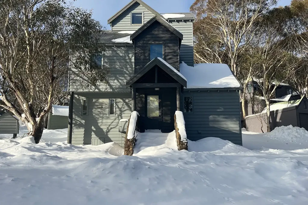 Dinner Plain 3 Bedroom Immaculately presented Chalet, being sold with vacant possession for the 2025 ski season.
