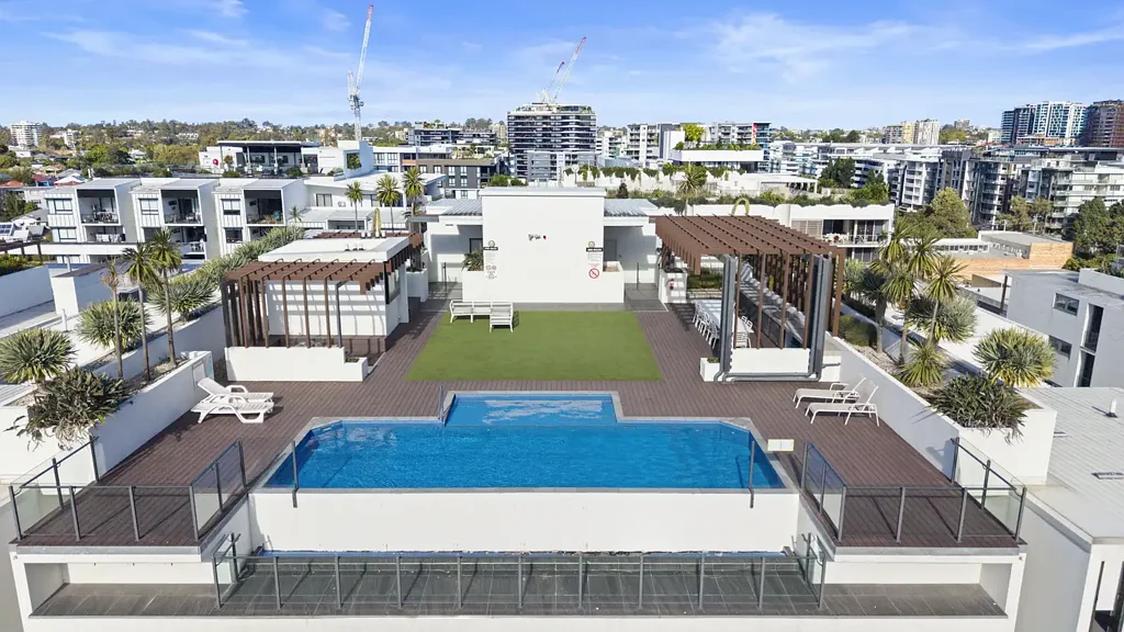 West End 1Zimmer Inner-City Living with Resort-Style Rooftop Amenities