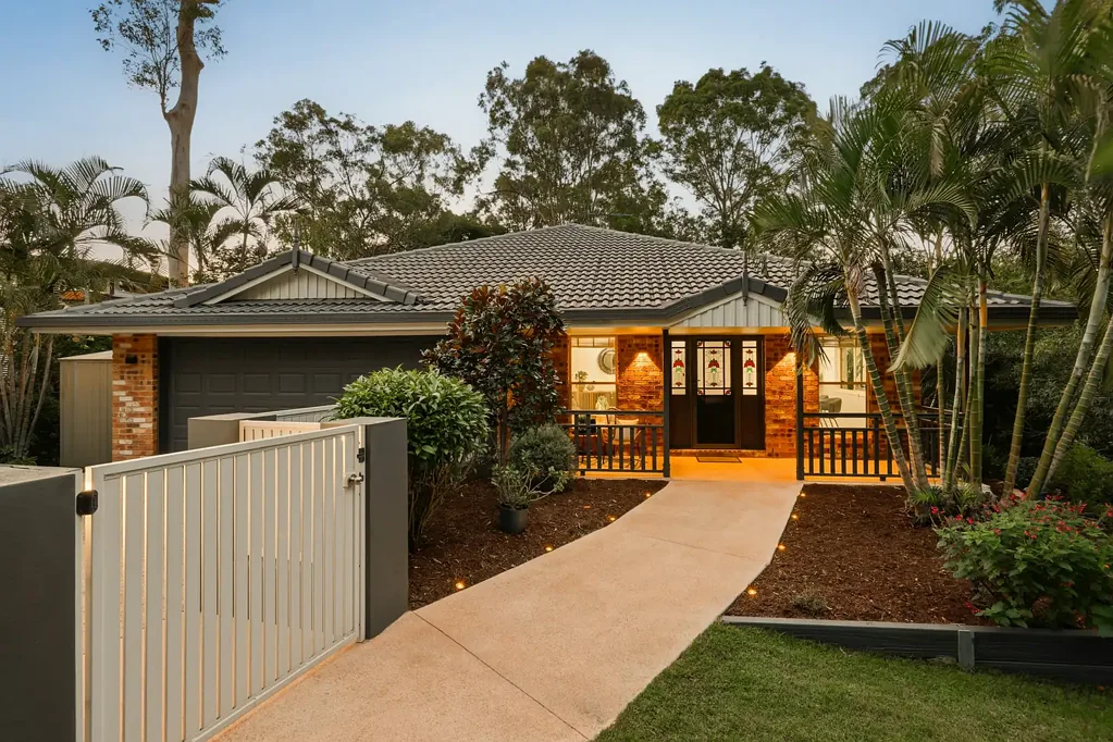 20 Kingfisher Place, Chapel Hill, QLD 4069