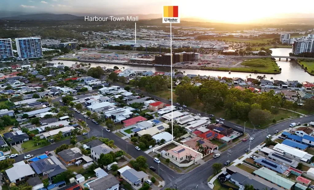 Biggera Waters 4Phòng ngủ Corner Block Opportunity in the Heart of Biggera Waters – Space, Lifestyle & Future Potential