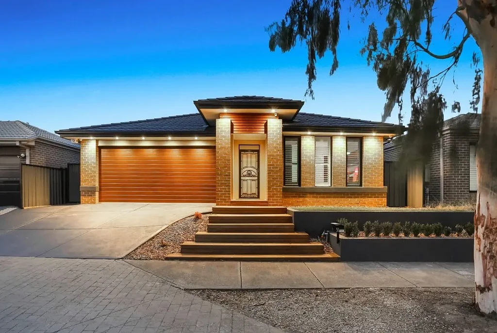 Grand House For Lease in the Heart of Craigieburn!