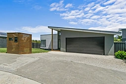 10 Riviera Court, Lakes Entrance