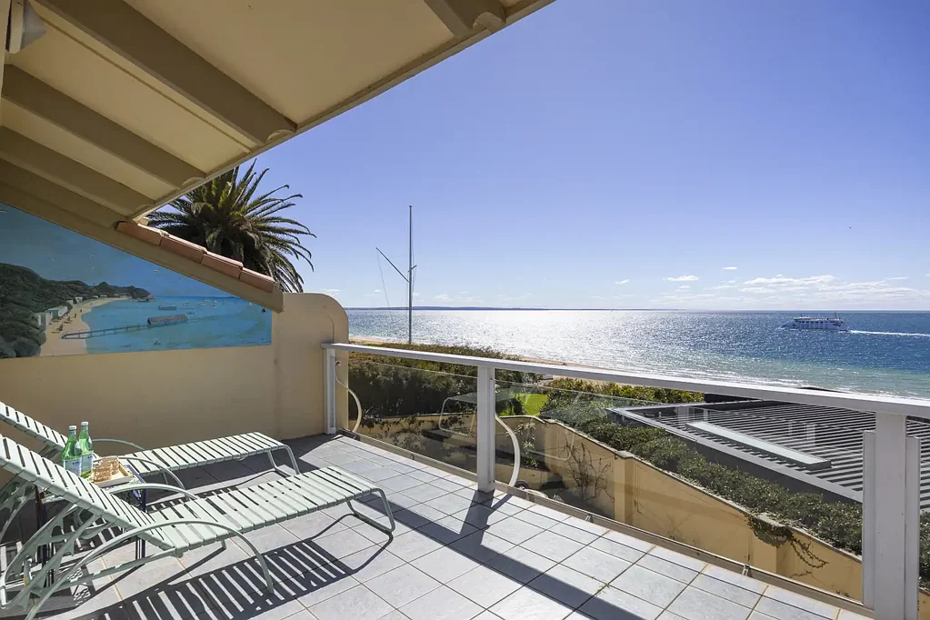 Portsea 5房 600平米珍稀地块 海滩尽头私享通道 法式别墅五卧 广阔海湾景 阳光庭院露台 低维护海岸圣所 Under Executor Instruction | Prime Point King Beach Location
