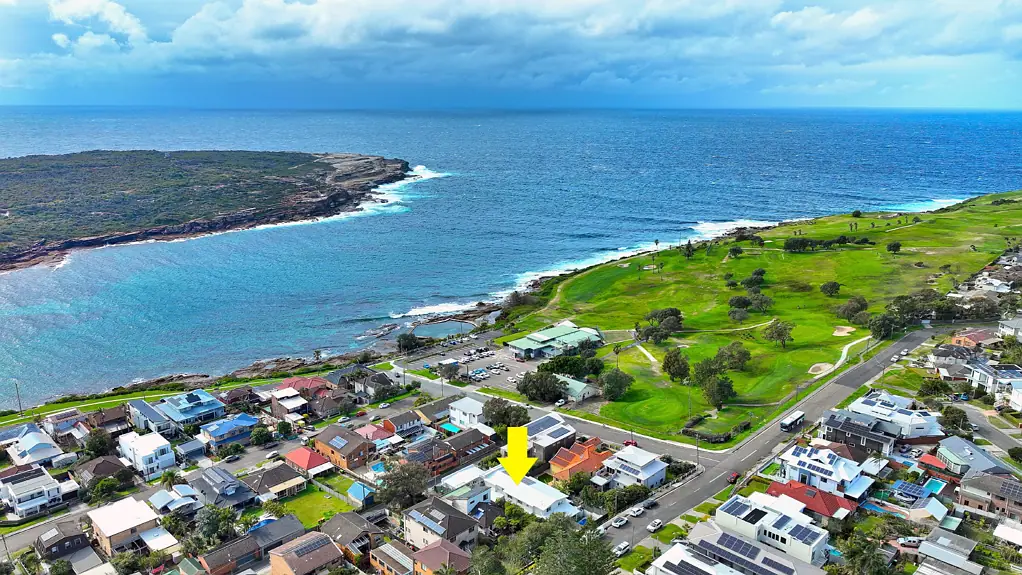 Malabar 4房 请提供需要翻译的英文文本。 A Captivating Seaside Sanctuary With Two Street Frontages, Pool & N/E Ocean Views
