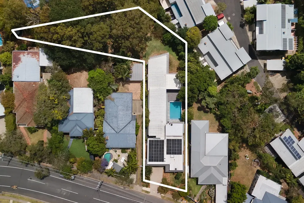 Bardon 4ਬੈੱਡਰੂਮ Custom Family Home with Sprawling Space and Natural Beauty