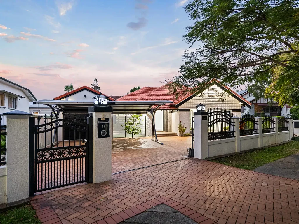 West End 5 Slaapkamer 'Lapstone' | Iconic Riverside Residence with Architectural Legacy