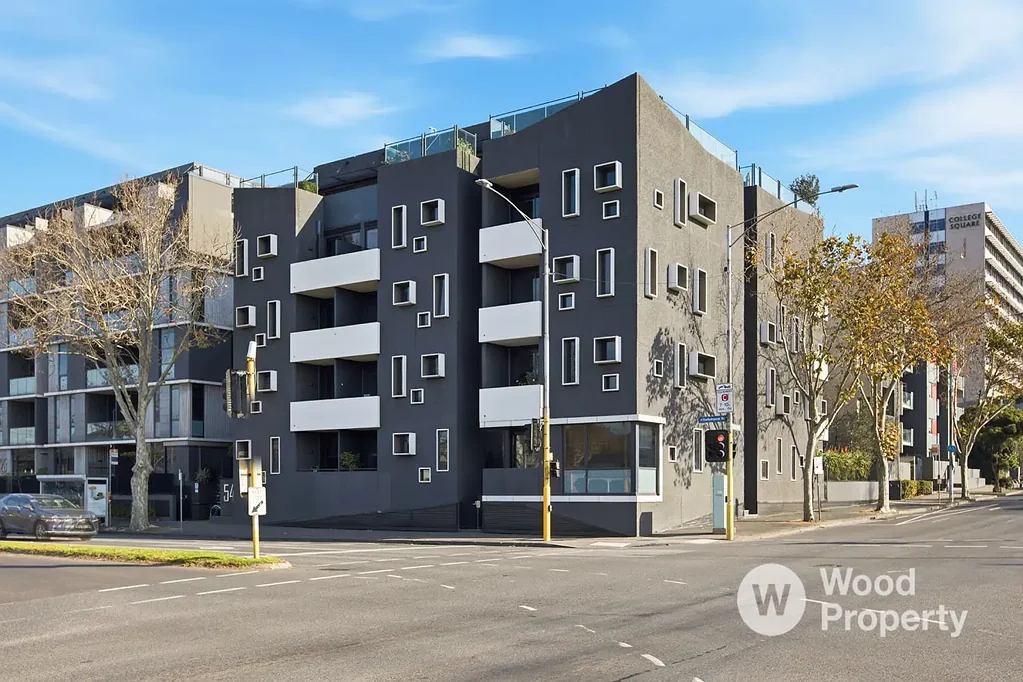 2 bedroom, 1 bathroom in the heart of Carlton.