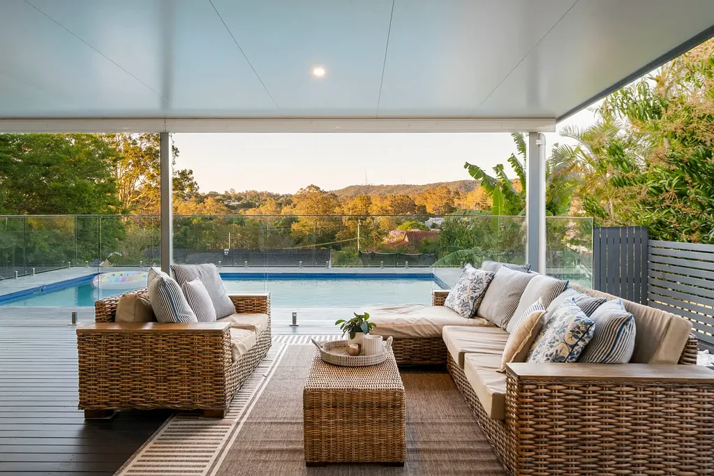 Kenmore 5બેડરૂમ Resort-Style Family Sanctuary with Pool & Panoramic Views